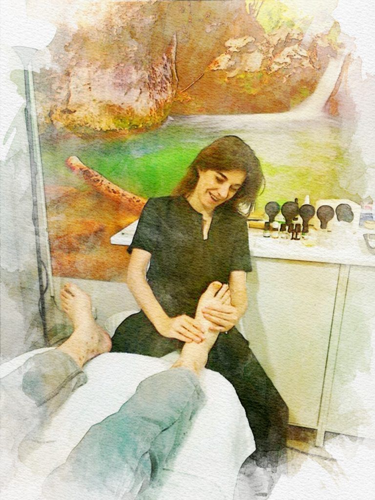 Rebeca acompañando una sesión de reflexología podal consciente
